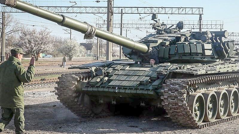 T-72-Panzer der russischen Armee (Archivbild). Slowenien eine größere Stückzahl seiner T-72-Kampfpanzer an die Ukraine abgeben und aus Deutschland dafür Ersatz erhalten. Foto: Sergei Ilnitsky/EPA/dpa