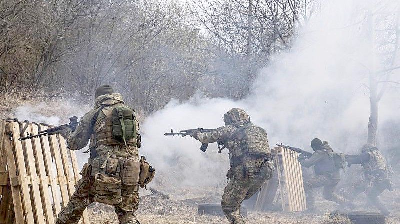 Auf der Waffenliste für Kiew nicht enthalten sind schwere Waffen wie Panzer oder Artillerie. (Im Bild: ukrainische Soldaten bei einer Übung nahe Lwiw). Foto: Nariman El-Mofty/AP/dpa