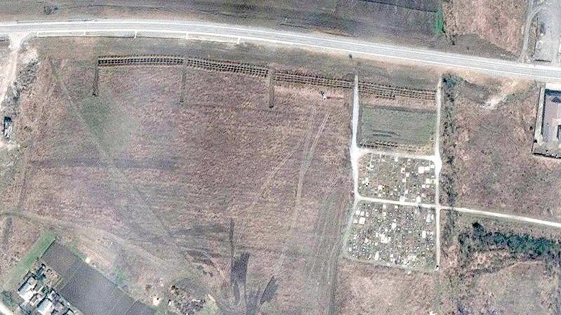 Ein Maxar-Satellitenfoto von Manhusch - rund 20 Kilometer westlich von Mariupol - soll ein Massengrab parallel zu einem Straßenverlauf zeigen. Foto: ---/“Satellite image ©2022 Maxar Technologies/dpa