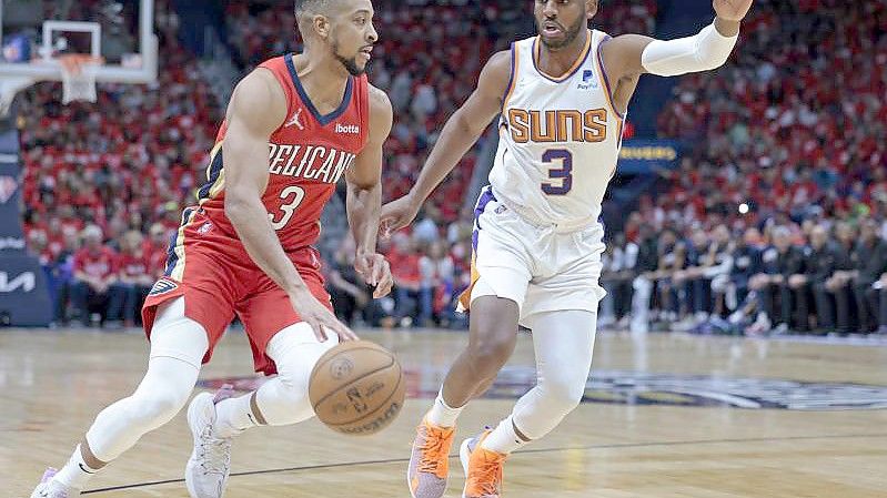 CJ McCollum (l) von New Orleans in Aktion gegen Chris Paul von den Suns. Foto: Michael Democker/AP/dpa