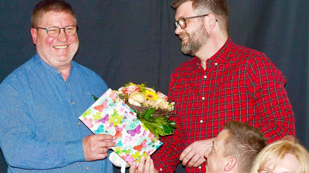 Der 2. Vorsitzende Knut Hofmayer (rechts) verabschiedete den bisherigen Vorsitzenden Heinz Weßling. Fotos: Damm