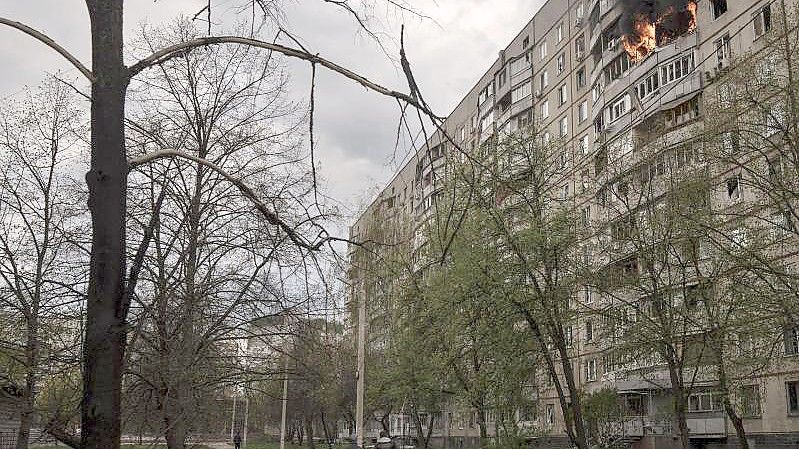 Eine Wohnung in Charkiw steht in Flammen, nachdem sie von russischen Bombardements getroffen wurde. Foto: Felipe Dana/AP/dpa