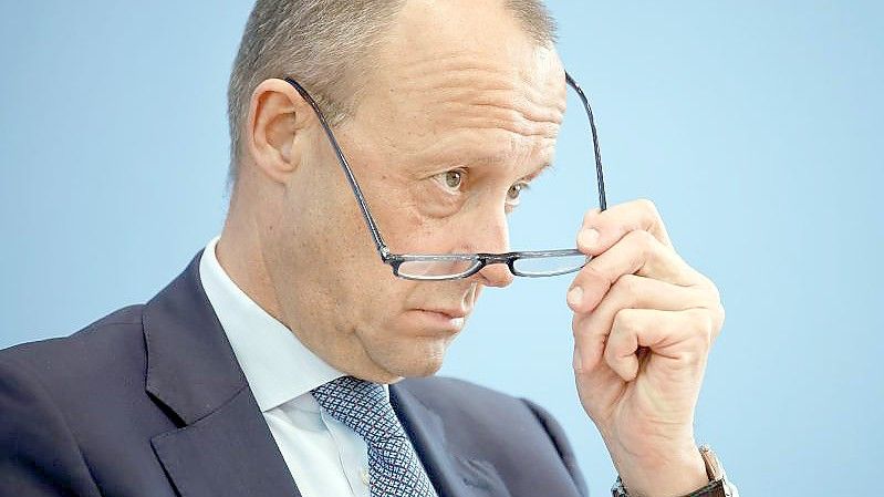 CDU-Chef Friedrich Merz räumt große Versäumnisse der Union bei der Ausstattung der Bundeswehr ein. Foto: Carsten Koall/dpa