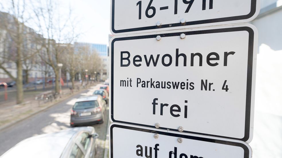 Nach dem Willen der Deutschen Umwelthilfe sollte das Anwohnerparken in Niedersachsen deutlich teurer werden. Foto: Sebastian Gollnow/dpa