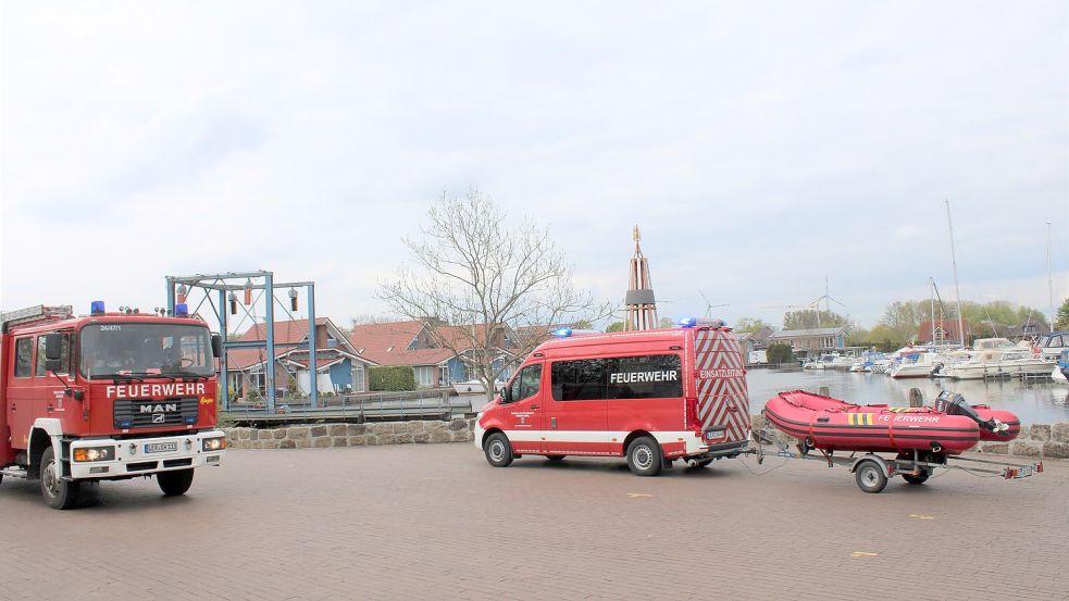 Die Feuerwehr war auch mit einem Boot vor Ort. Foto: Rand / Feuerwehr