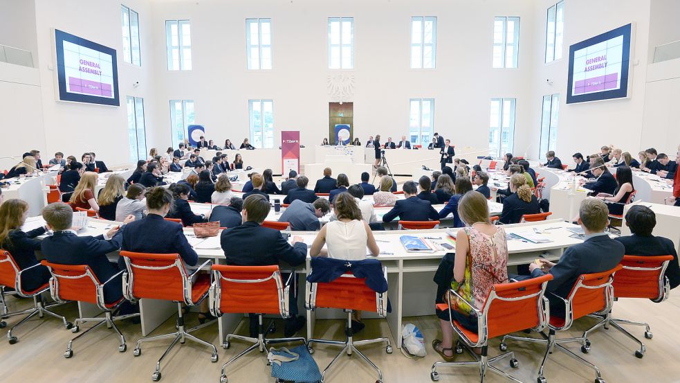 Sogar auf europäischer Ebene gibt es ein Jugendparlament mit (hier in Potsdam), in dem Jugendliche aktuelle Themen diskutieren und Wandel anstoßen. Foto: Ralf Hirschberger/dpa