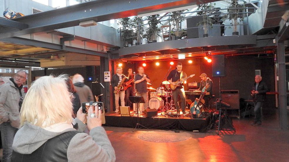 In der Auricher Markthalle spielte die Sun House Blues Band. Foto: Wiggermann