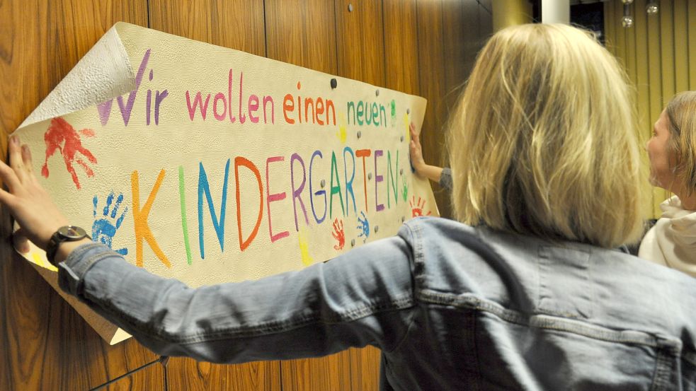 Forderungen wie diese mussten Städte und Gemeinden in den zurückliegenden Jahren oft erfüllen. Spätestens seit der Beitragsfreiheit für Kinder ab drei Jahren ist der Bedarf an Betreuungsplätzen massiv gestiegen. Das spürt auch der Landkreis Wittmund. Foto: Ullrich/Archiv