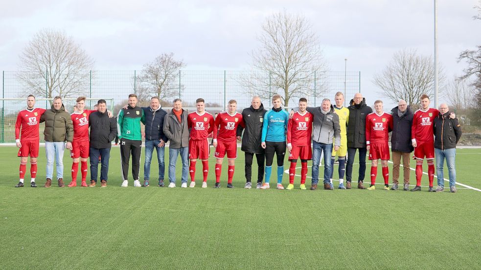 Das Foto zeigt einen Teil der Pewsumer Vater-Sohn-Gespanne (von links): Marvin Davids und Thorsten Davids, Youri Woltjer und Ronald Woltjer, Kevin Wolthoff und Benjamin Wolthoff, Peter Südhoff und Niklas Südhoff, Keno Buss, Bernd Buss und Hauke Buss, Luca Wolthoff und Heiner Wolthoff, Nico Eden und Jörg Eden, Ben Poppinga und Hendrik Poppinga, Hauke Ulferts und Thorsten Ulferts. Foto: Wiese