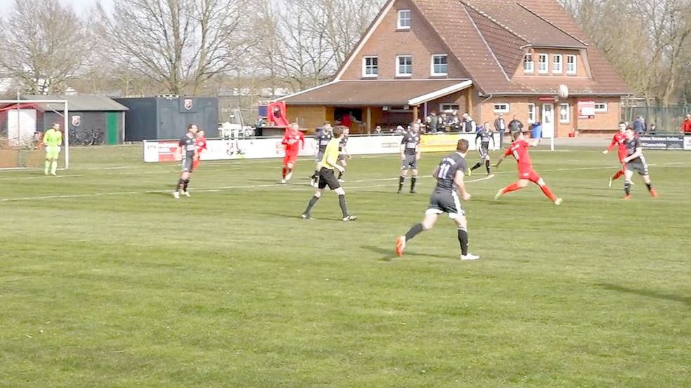 In Kürze schlägt es im Bunder Gehäuse ein: Patrick de Buhr drischt den Ball traumhaft zum Ausgleich ins Netz. Foto: Ems-TV