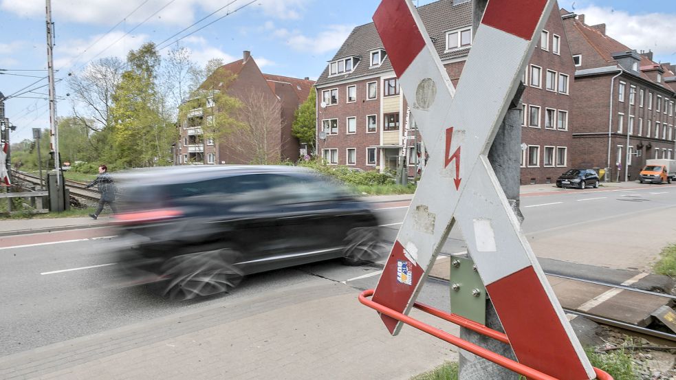 An Bahnübergängen wie hier auf der Nesserlander Straße in Emden kommt es immer wieder zu kritischen Situationen. Foto: Ortgies