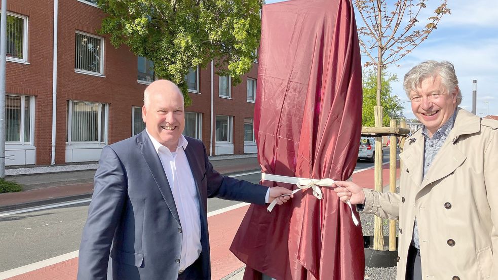 Bürgermeister Claus Peter Horst und der Vorstandsvorsitzende der Sparkasse Leer-Wittmund, Heinz Feldmann, eröffneten die Säule. Foto: Kierstein