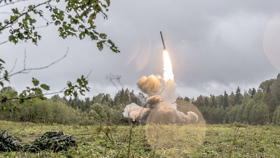 Start einer Iskander-Kurzstreckenrakete in der Nähe von Kaliningrad. Foto: picture alliance /-/Defense Ministry Press Service/AP/dpa