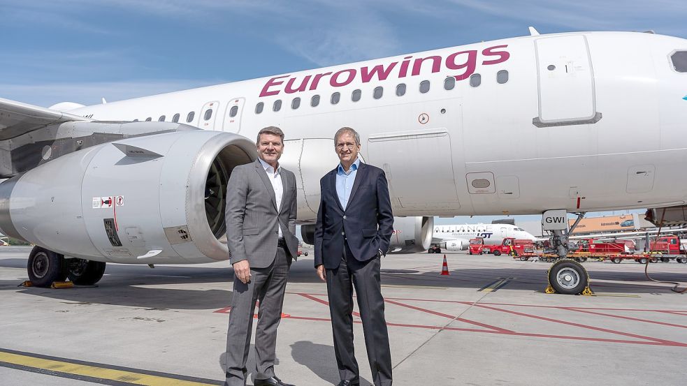 Jens Bischof (links), CEO von Eurowings, und Michael Eggenschwiler, Flughafen-Geschäftsführer, am Hamburger Airport. Foto: Oliver Sorg