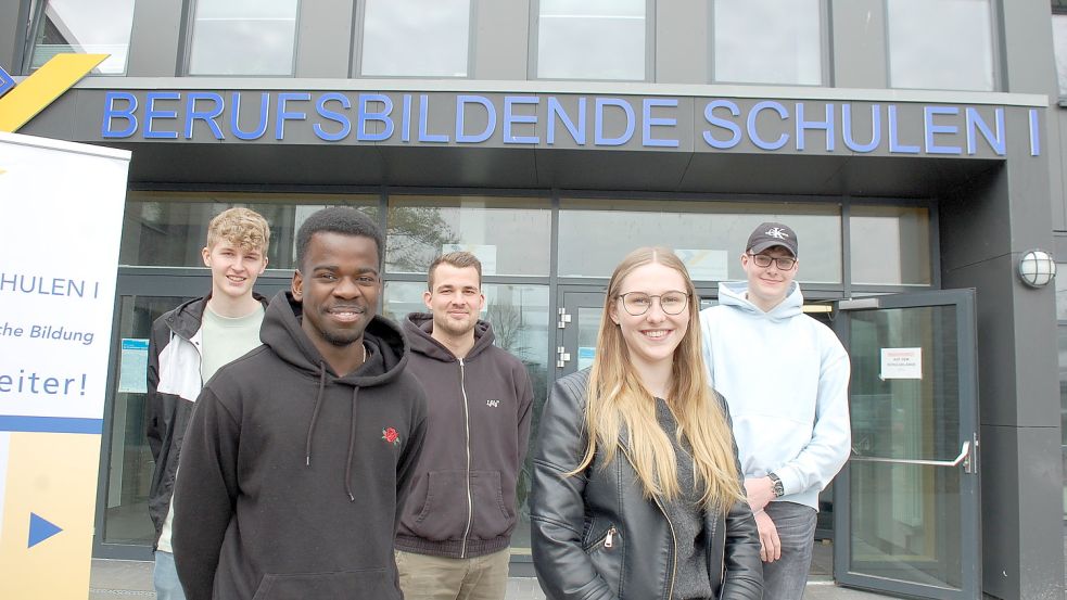 Sie befragen Besucher des Wochenmarktes: Die Fachoberschüler Tom Diekenaf (von links), Ryan Iroegbulem, Jan Sundag, Julia Rose und Finn Wolthoff. Auf dem Foto fehlt Philipp Kaiser. Foto: H. Müller