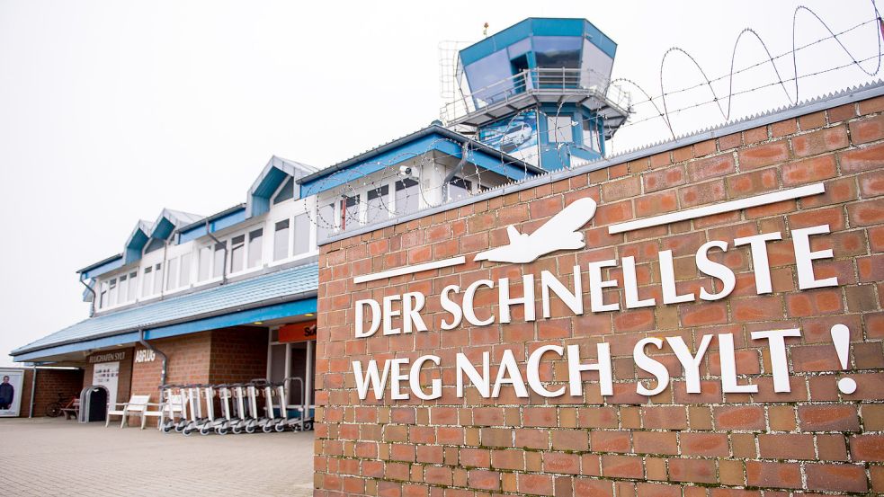 Flughafen auf Sylt: Was Linienflüge und Helikopter-Taxi Richtung Nordseeinsel kosten. Foto: dpa/Daniel Bockwoldt