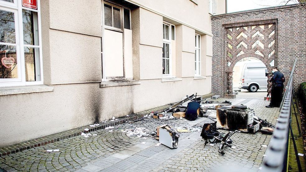 Wut über die Corona-Politik: Auf das Rathaus in Delmenhorst wurde im März vergangenen Jahres ein Brandanschlag verübt. Foto: Hauke-Christian Dittrich/ dpa