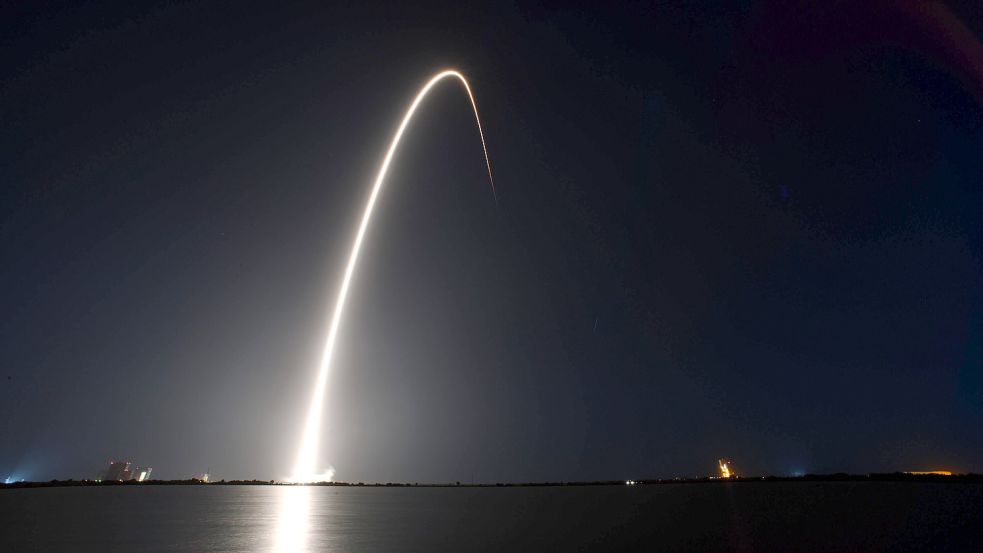 Mit seinem Unternehmen SpaceX schießt Elon Musk Satelliten ins All. Das Satelliten-Netzwerk Starlink soll Breitband-Internet für jeden ermöglichen. Foto: imago-images/UPI Photo