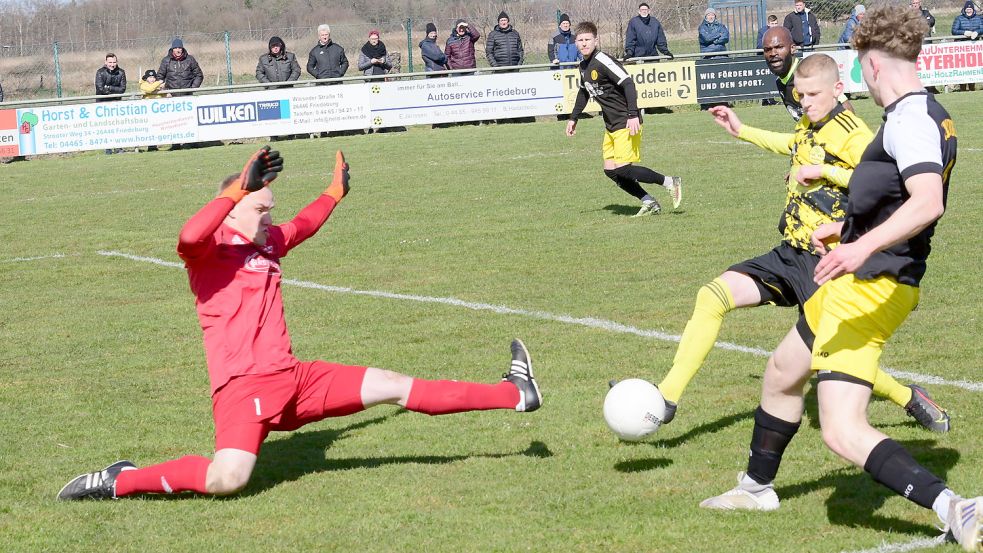 Wer wird Bezirksliga-Meister? Die Frage wird am Samstag in Strudden beantwortet. Eine wichtige Rolle wird möglicherweise Struddens Torwart Rene Breu (links) einnehmen. Bleibt er ohne Gegentor, triumphiert der TuS. Foto: Steenhoff