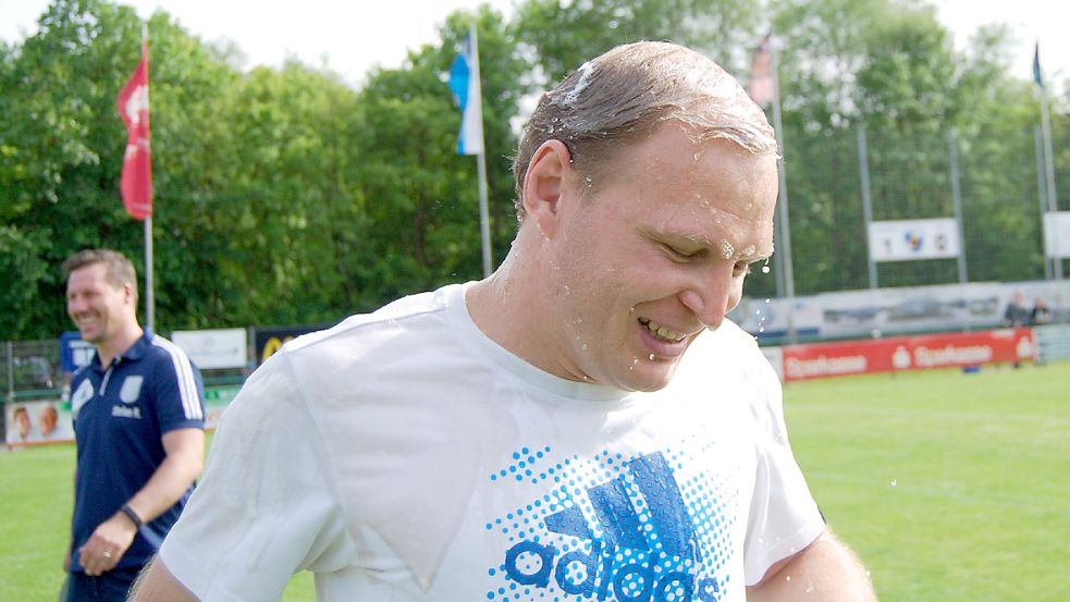 2017 stieg Blau-Weiß mit Trainer Alex Homann in die Landesliga auf. Am Sonntag soll nun der Sprung in die Oberliga klappen. Dann könnte es wieder eine Bier- oder Sektdusche geben. Archivfoto: Reemts