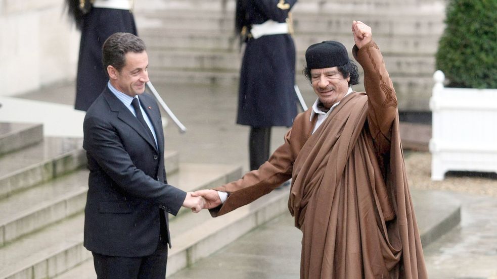 2007: Der damalige französische Präsident Nicolas Sarkozy empfängt Libyens Machthaber Muammar al-Gaddafi im Pariser Elysee-Palast. Foto: Imago Images