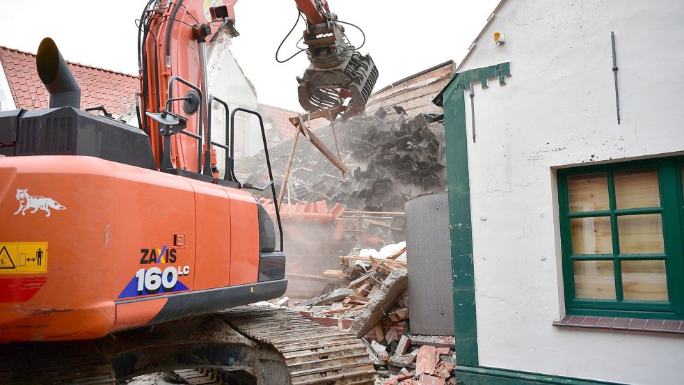 Mit einem Bagger wird das Haus kontrolliert zum Einsturz gebracht. Foto: Wagenaar