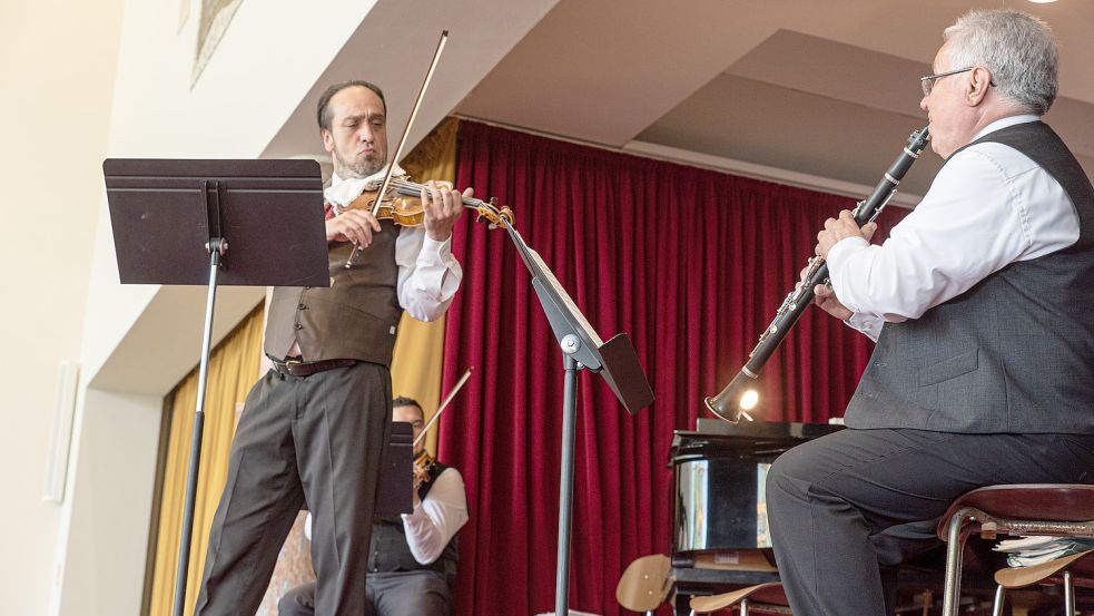 Wie eine Reminiszenz an alte Zeiten: Bei der Kurmusik in Bad Salzuflen kommt im Ensemble von György Kurvács (rechts) noch die Institution des Stehgeigers, in diesem Fall Laszlo Toth, zu Ehren. Foto: Ralf Döring