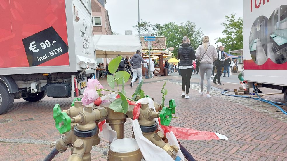 Eine einzelne Rose lag am Sonntagabend auf einem Hydranten nahe der Unfallstelle. Ob sie für die verstorbene 18-Jährige abgelegt wurde, ist unklar. Fotos: Hanssen