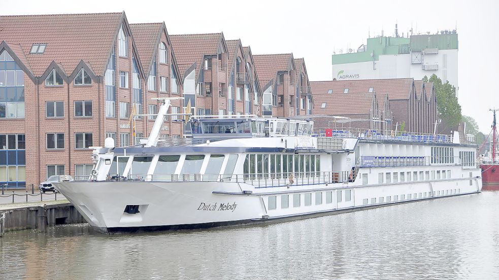 War jüngst zu Besuch in Leer: die Dutch Melody mit rund 110 Metern Länge und Platz für bis zu 140 Passagiere. Foto: Wolters