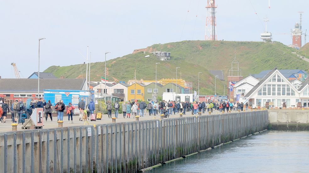 Am Hafen von Helgoland sind in diesen Tagen wieder viele Reisende unterwegs. Fotos: Valentin