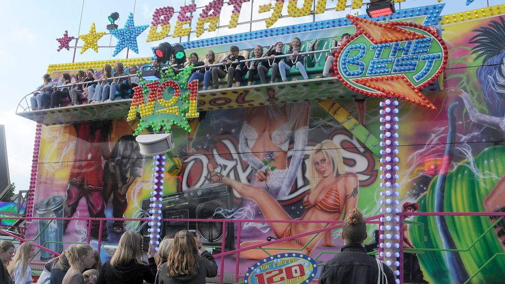 Beim Karussell „Beat Jumper“ (hier im September auf dem Fehntjer Markt in Rhauderfehn) hatte es in der Nacht zu Sonntag in Emden einen tödlichen Unfall gegeben. Foto: Archiv