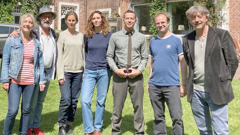 Offizielles Foto zum Drehstart von „Ostfriesenwut“ an der Burg Berum: Bettina Göschl (Ehefrau des Erfolgsautors, von links), Autor Klaus-Peter Wolf, Picco von Groote (Ann Kathrin Klaassen), Christine Repond (Regie), Barnaby Metschurat (Rupert), Procducer Simon Grohe und Produktionsleiter Rolf Seyfried. Foto: Rebecca Kresse