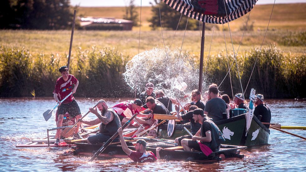 Spaß steht bei dem feucht-fröhlichen Wettbewerb auf dem Wymeerer Sieltief im Vordergrund. Dass Teilnehmer im wahrsten Sinne des Wortes baden gehen, gehört dazu. Foto: OZ-Archiv