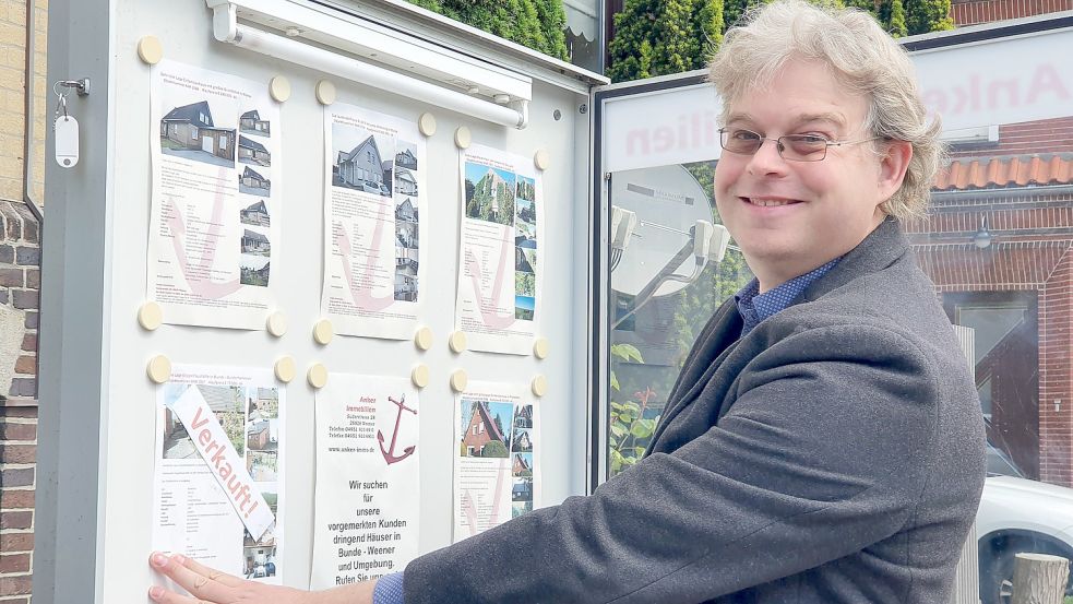 Und wieder ist ein Objekt verkauft: Hans Venema kommt ursprünglich aus Groningen und betreibt seit 2005 in Weener das Immobilienbüro Anker Immobilien. Foto: Gettkowski