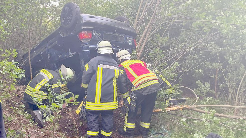 Als Übungsszenario diente ein Auto, das gegen einen Baum geprallt war. Foto: de Freese/Feuerwehr