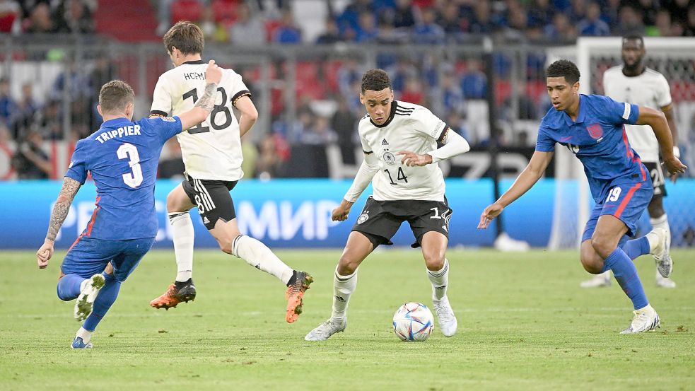 Jamal Musiala (Mitte) und Jonas Hofmann (2. von links) beim Länderspiel gegen England. Foto: imago images/Jan Huebner