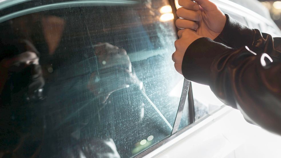 Polizisten haben in der Nacht zu Donnerstag zwei junge Autoknacker festgenommen. Foto: imago images / Panthermedia (Symbolfoto)