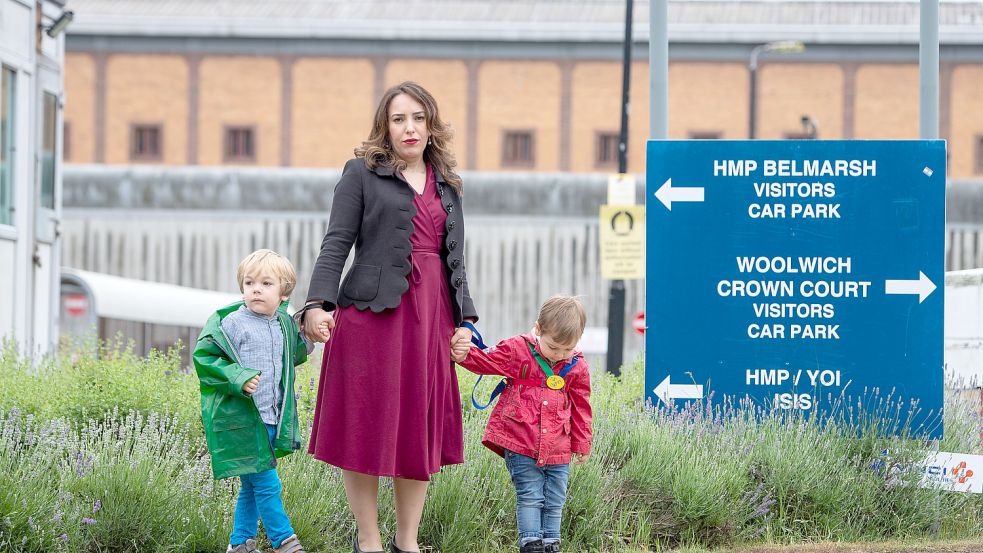 Stella Moris (l-r) steht mit ihren Kindern Gabriel und Max vor dem Belmarsh-Gefängnis, nachdem sie den Wikileaksgründer Assange, ihren Partner und Vater der Kinder, besucht haben. Foto: Dominic Lipinski/dpa/PA Wire