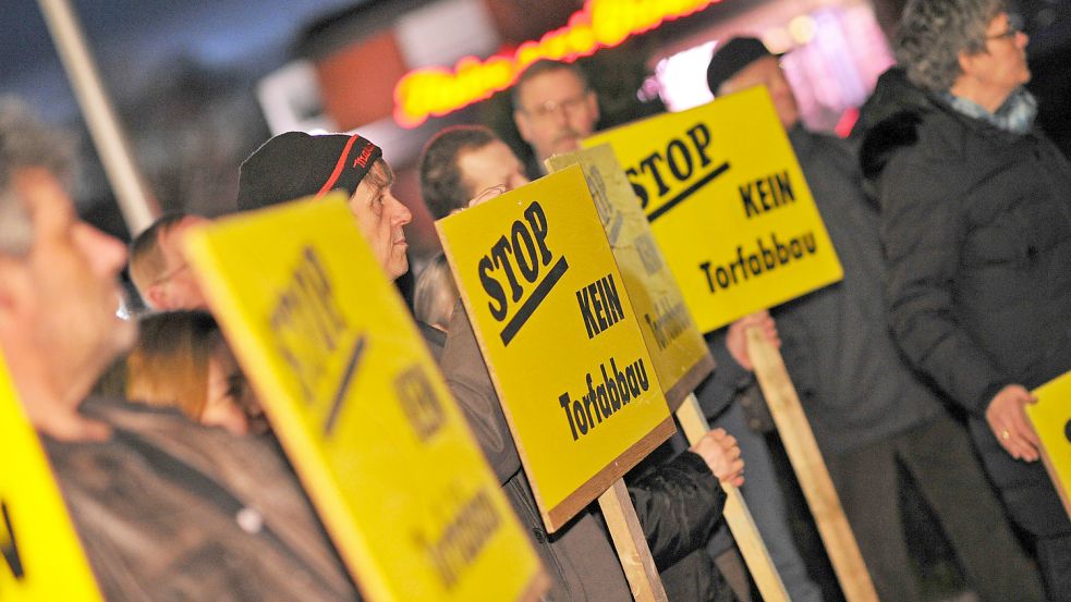 Torfabbau ist in Marcardsmoor seit Jahren ein Reizthema. Das Foto zeigt eine Demo vor dem Rathaus in Wiesmoor. Foto: Archiv/Ortgies