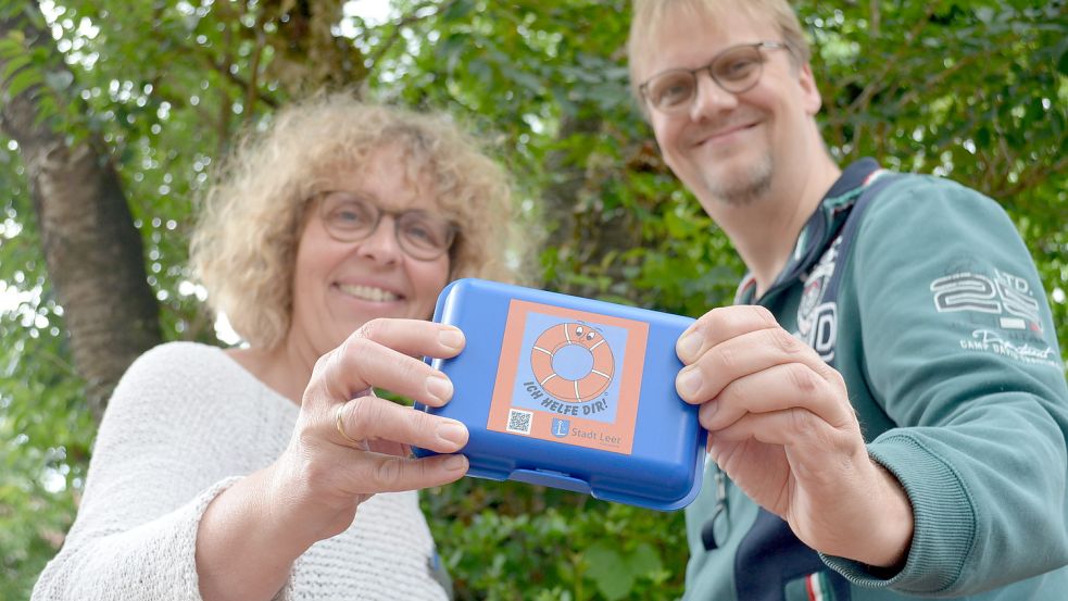 Brotdosen wie die, die Gaby Beekeboom und Arne Salge hier halten, werden zur Einschulung verteilt. Foto: Hoppe