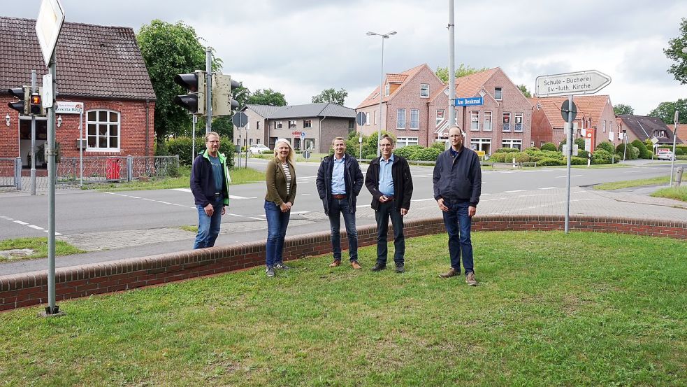 Eine Ampelanlage soll künftig die vielbefahrene Kreuzung in Flachsmeer entschärfen. Das Foto zeigt die Mitglieder der Gruppe Westoverledinger Ratsgruppe CDU/ERM (von links) Martin Joksas, Silke Kuhlemann Dennis Hillmer, Johann Baumann und Martin Bron. Foto: Privat