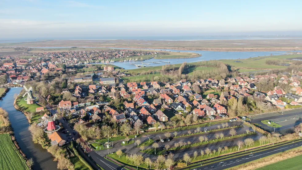 Darüber, wie viele FErienwohnungen es in Greetsiel gibt, wird oft diskutiert. Damit der Küstenort aber auch Platz für Einheimische bietet, werden jetzt erneut Grundstücke vergeben. Symbolfoto: Archiv