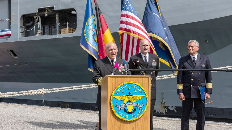 Vor der „USS Mount Whitney“ in Kiel: Admiral Michael Gilday, Vizeadmiral Gene Black und Vizeadmiral Frank Lenski. Foto: Imago Images/penofoto