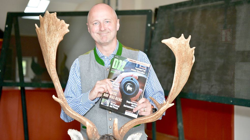 Ralf Bonnekessen war neulich bei der Jägerschaft Norden zu Besuch. Unter anderem produziert er regelmäßig Reportagen für Abonnenten der Deutschen Jagdzeitung. Foto: Wagenaar