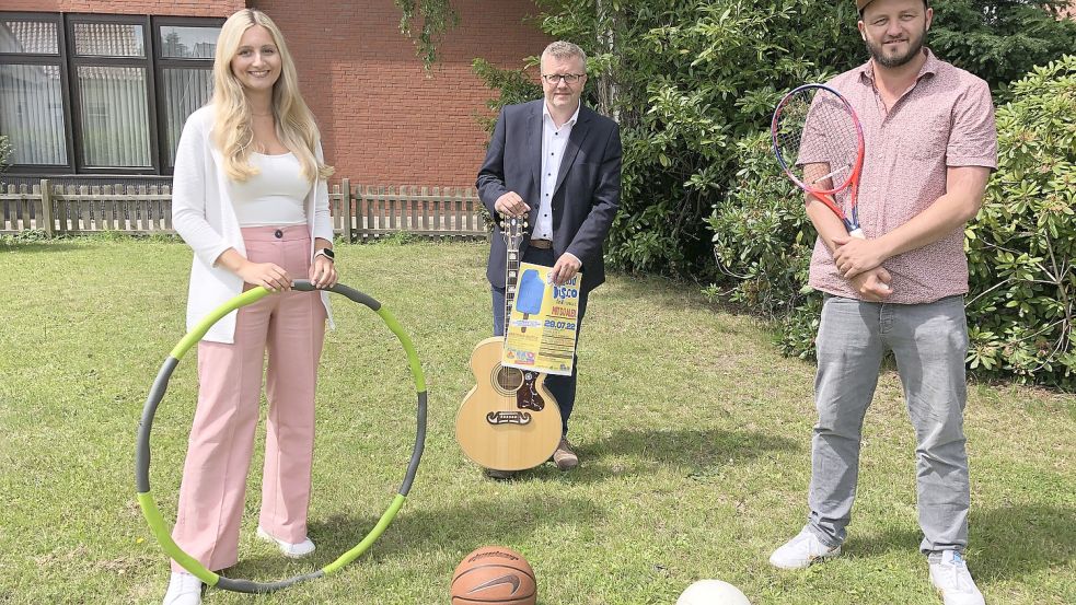 Jugendpflegerin Laura Boltjes, Bürgermeister Theo Douwes (Mitte) und Jugendpfleger Jann Bunger freuen sich auf das Ferienprogramm. Foto: Gemeinde Westoverledingen