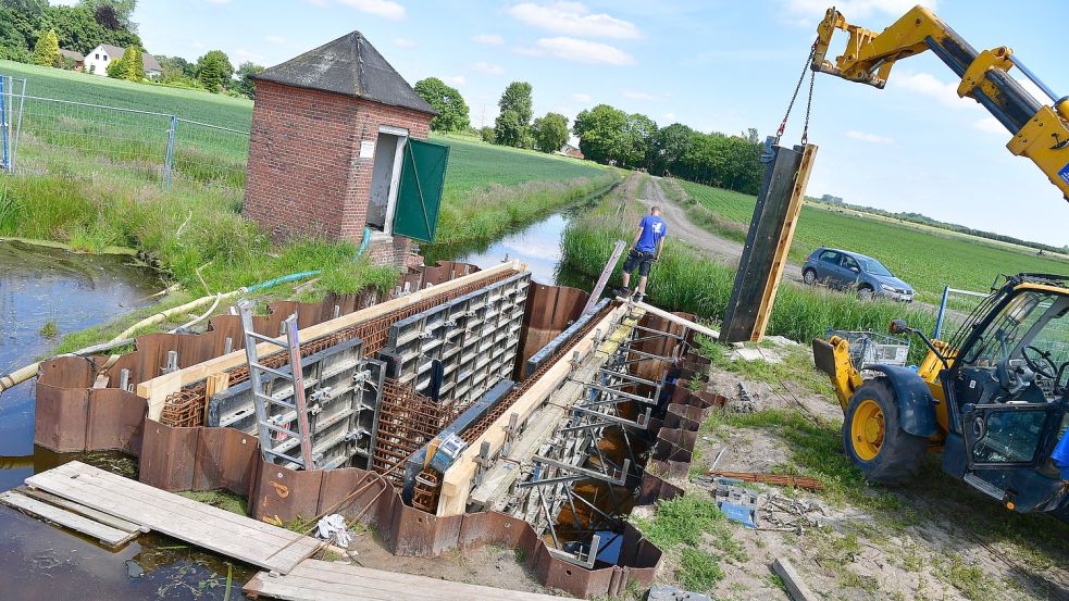 Das Schöpfwerk Großsande hat bereits einen Elektroantrieb und ersetzte im Jahr 1936 eine Windwasser-Schöpfmühle. Nun steht wieder eine Erneuerung an. So sollen unter anderem alte Pumpen entfernt und durch eine „fischfreundliche Schnecke“ ersetzt werden, kündigt Verbandsingenieur Jan van Dyk an. Die Investition soll insgesamt für einen besseren Schutz gegen Binnenhochwasser sorgen. Foto: Wagenaar