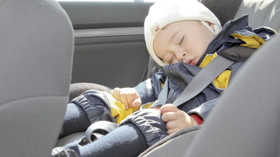 Todesfalle Auto: Auch wer nur schnell in den Supermarkt geht, sollte sein Kind im Sommer niemals im Auto warten lassen. Foto: Imago-Images/Blickwinkel