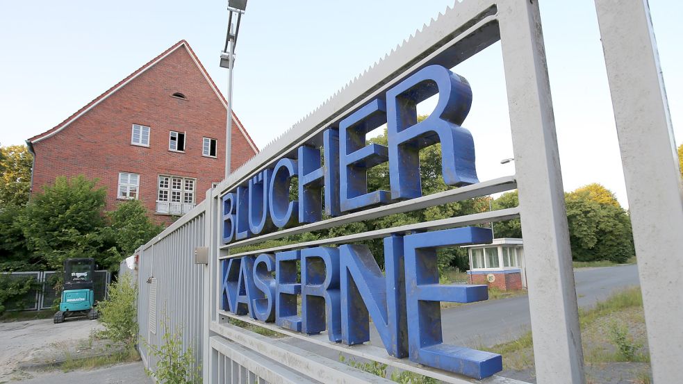 Am Haupteingang der ehemaligen Blücher-Kaserne sind die Spuren des jahrelangen Leerstands deutlich zu sehen. Foto: Böning