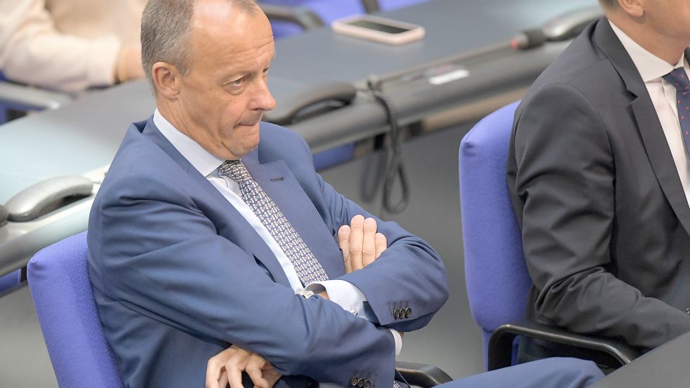 Bierernst im Bundestag, doch Friedrich Merz kann auch anders. Foto: Fotostand / Reuhl