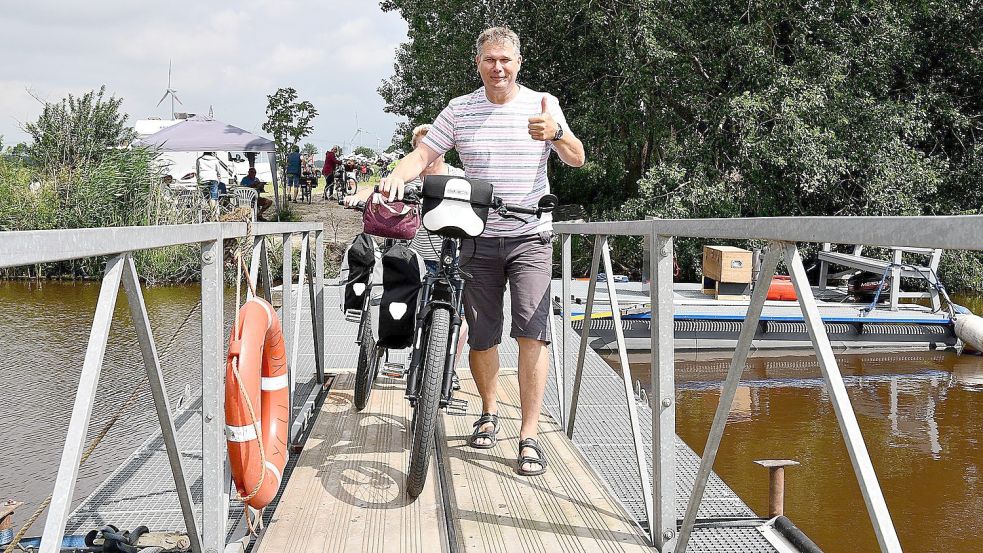 Zwischen Tergast (Gemeinde Moormerland) und Simonswolde (Gemeinde Ihlow) konnten die Radfahrer auf einem Ponton das Fehntjer Tief überqueren. Foto: Stromann